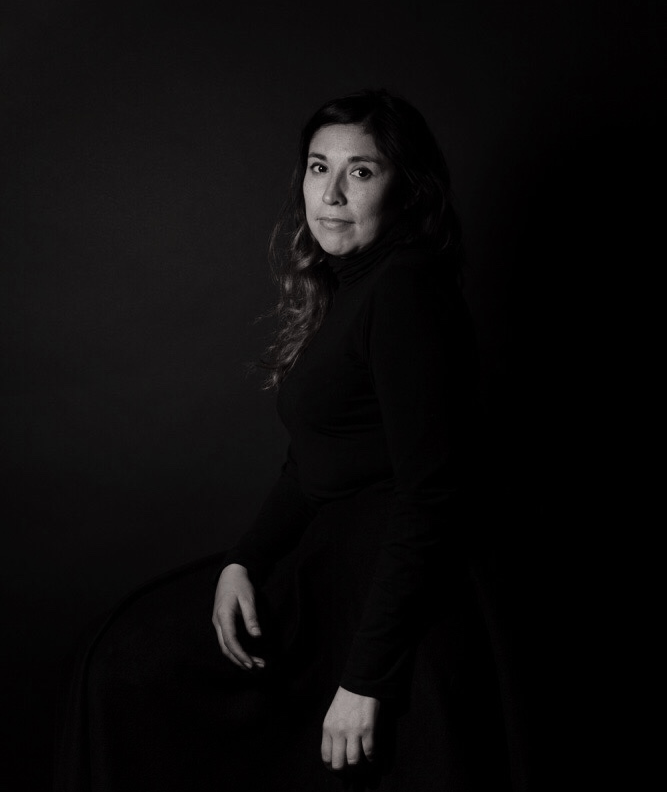 Foto diseñadora Andrea Fuentes en blanco y negro